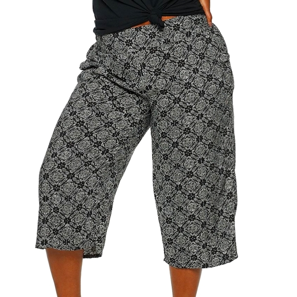 Pants - 💜 2/$35 last 1❣️ Black/white pattern Wide leg crop pants